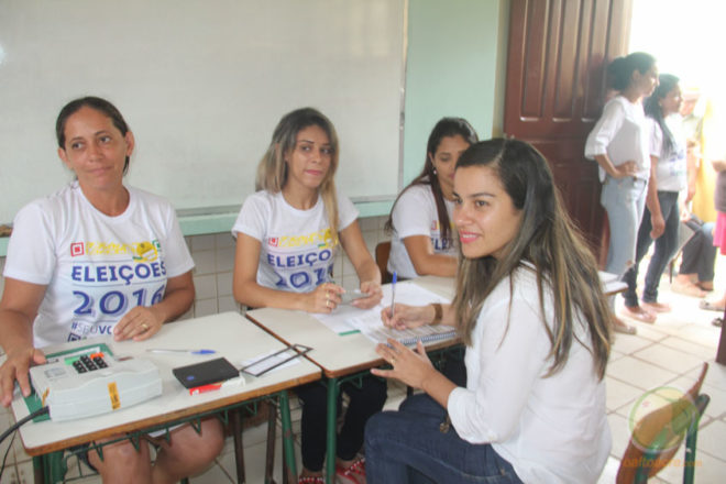 Fernanda Hassem (PT), votou na Escola Getúlio Vargas, na cidade de Brasiléia, na companhia de sua família e amigos.