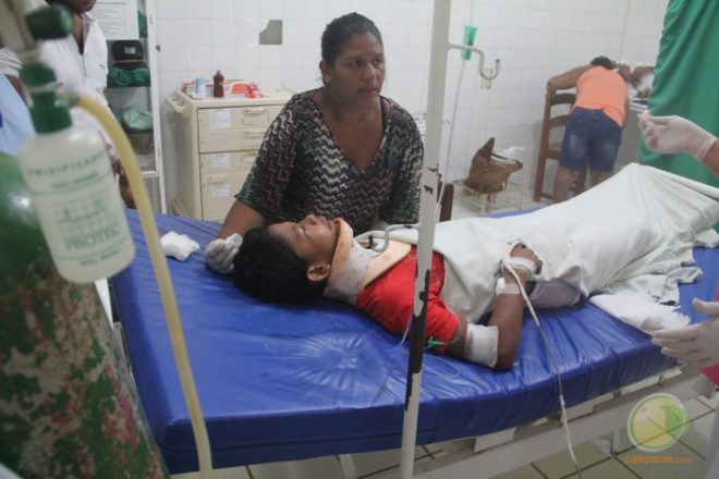 A mãe ficou indignada, juntamente com parentes e o padrasto pela falta de remédios, do operador do raio-x e da demora da ambulância no hospital de Brasiléia.