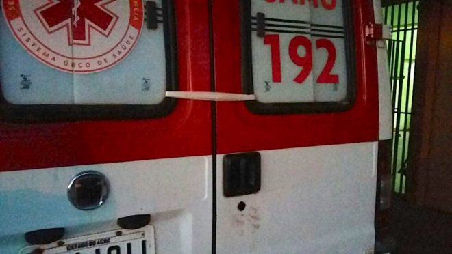 Pedaço de gaze chamou atenção na porta da ambulância - Foto/cedida