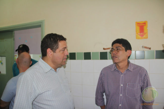 Deputado com o presidente do Sindimed/Ac, José Ribamar durante visita no hospital...