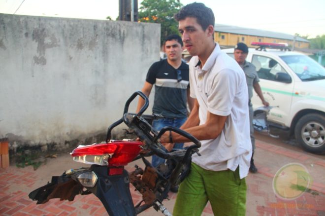 Rômulo chegando na delegacia com partes de uma moto desmontada - Foto: Alexandre Lima