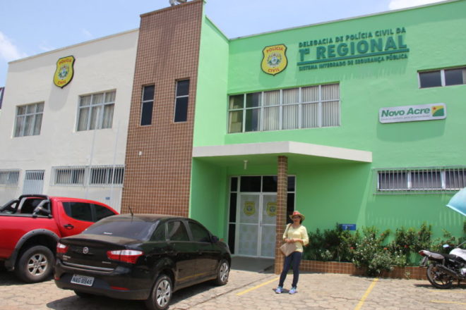 Presidente do Sinteac, Rosana Nascimento foi até a sede da Polícia Federal /Foto: Assessoria
