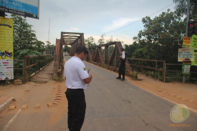 Somente com a chegada de agente de trânsito foi possível normalizar o tráfgo sobre a ponte - Foto: Alexandre Lima