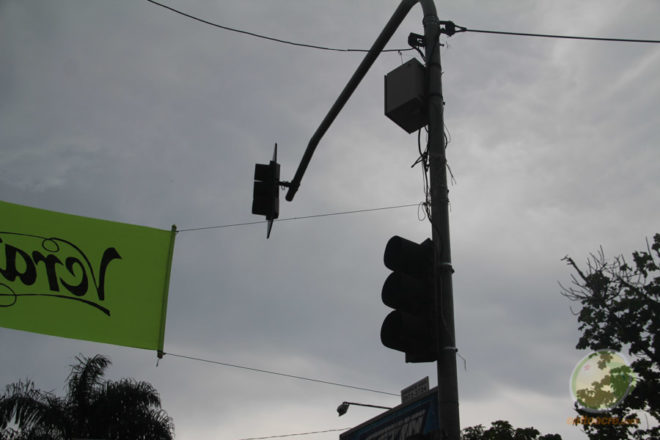 O uso do poste do semáforo pode ter ido o motivo para que o semáforo descesse, causando defeito - Foto: Alexandre Lima