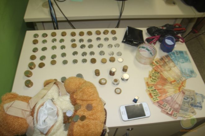  Dinheiro e droga foram apreendidos em poder de José pelo policiais de Epitaciolândia - Foto: Alexandre Lima