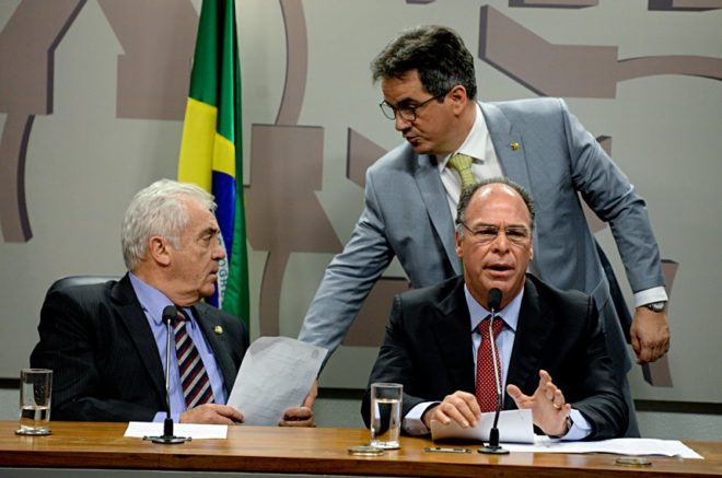 O presidente da CEDN, Otto Alencar, conversa com o autor da proposta, Ciro Nogueira, enquanto o relator, Fernando Bezerra Coelho, apresenta seu parecer