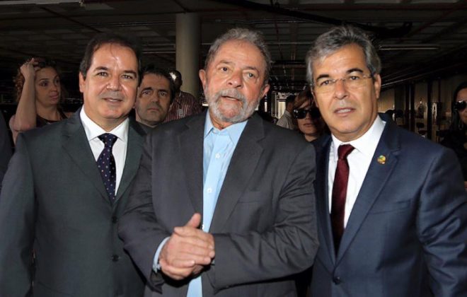 Tião e Jorge Viana, ao lado do ex-presidente Lula, negam as acusações.