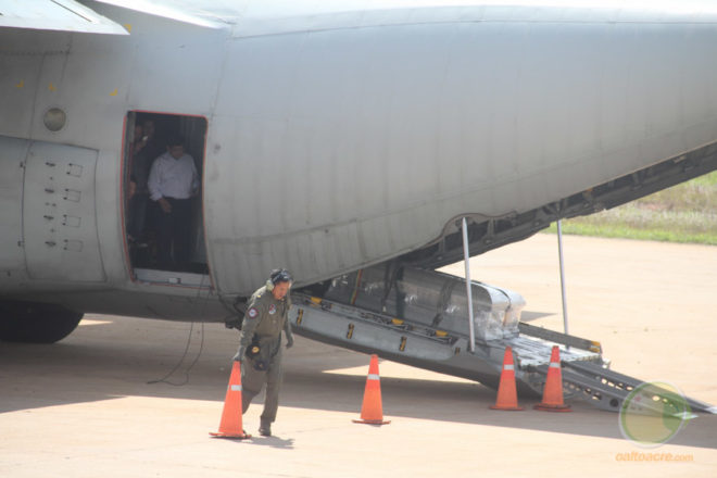 Momento da chegada do caixão trazido por um avião da Força Aérea Boliviana (FAB) - Foto: Alexandre Lima
