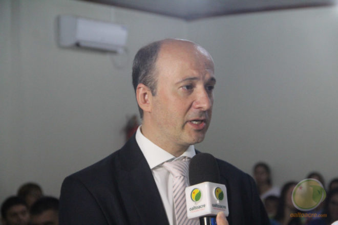 Juiz eleitoral da 6ª Zona, Dr Gustavo Sirena, comandou a diplomação em Epitaciolândia - Foto: Alexandre Lima