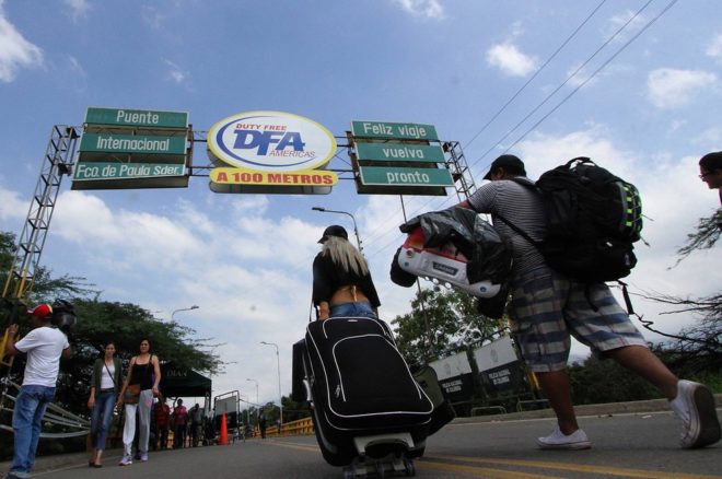 Pessoas atravessam no sábado (17) a ponte internacional Francisco de Paula Santander, que liga Urena, na Venezuela, e Cúcuta, na Colômbia, apesar da ordem de fechamento da fronteira emitida pelo governo venezuelano (Foto: George Castellanos/AFP) 