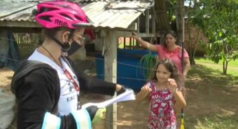 De bicicleta, professores do Acre entregam atividades a alunos de comunidades da zona rural