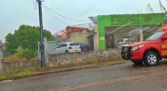 Durante temporal, torre cai encima de delegacia e residências em Rio Branco