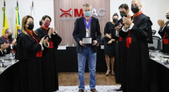 MPAC homenageia promotor de Justiça aposentado Leandro Portela com Medalha do Mérito