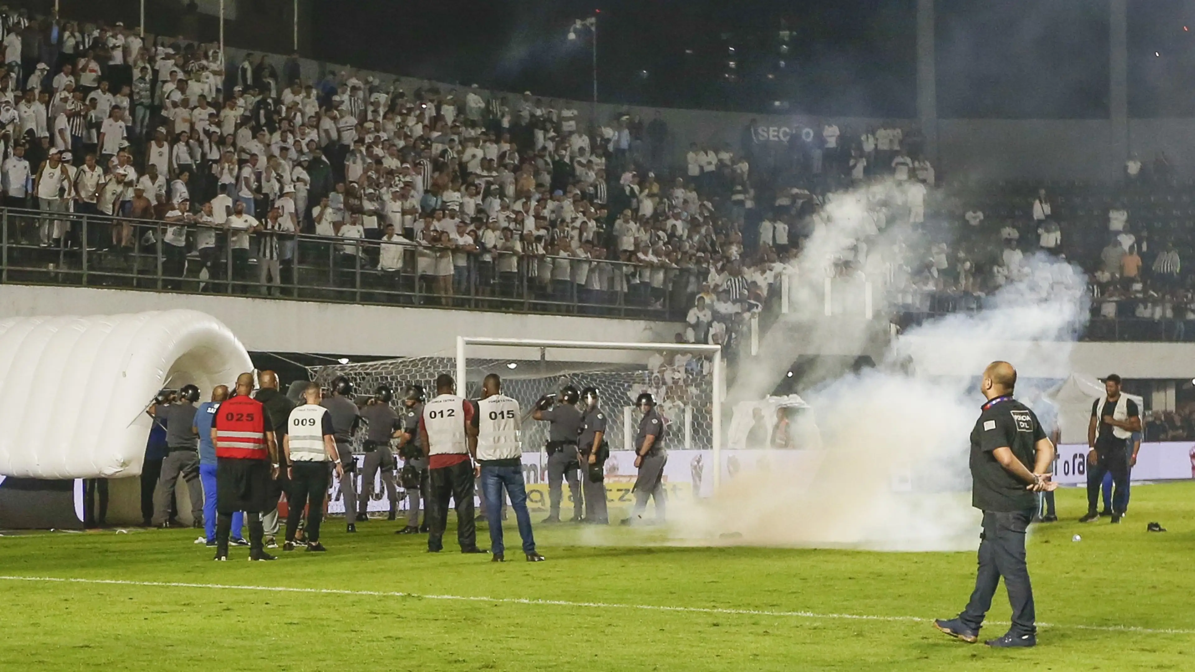 Partida entre Corinthians e Santos é marcada por insegurança em estádio