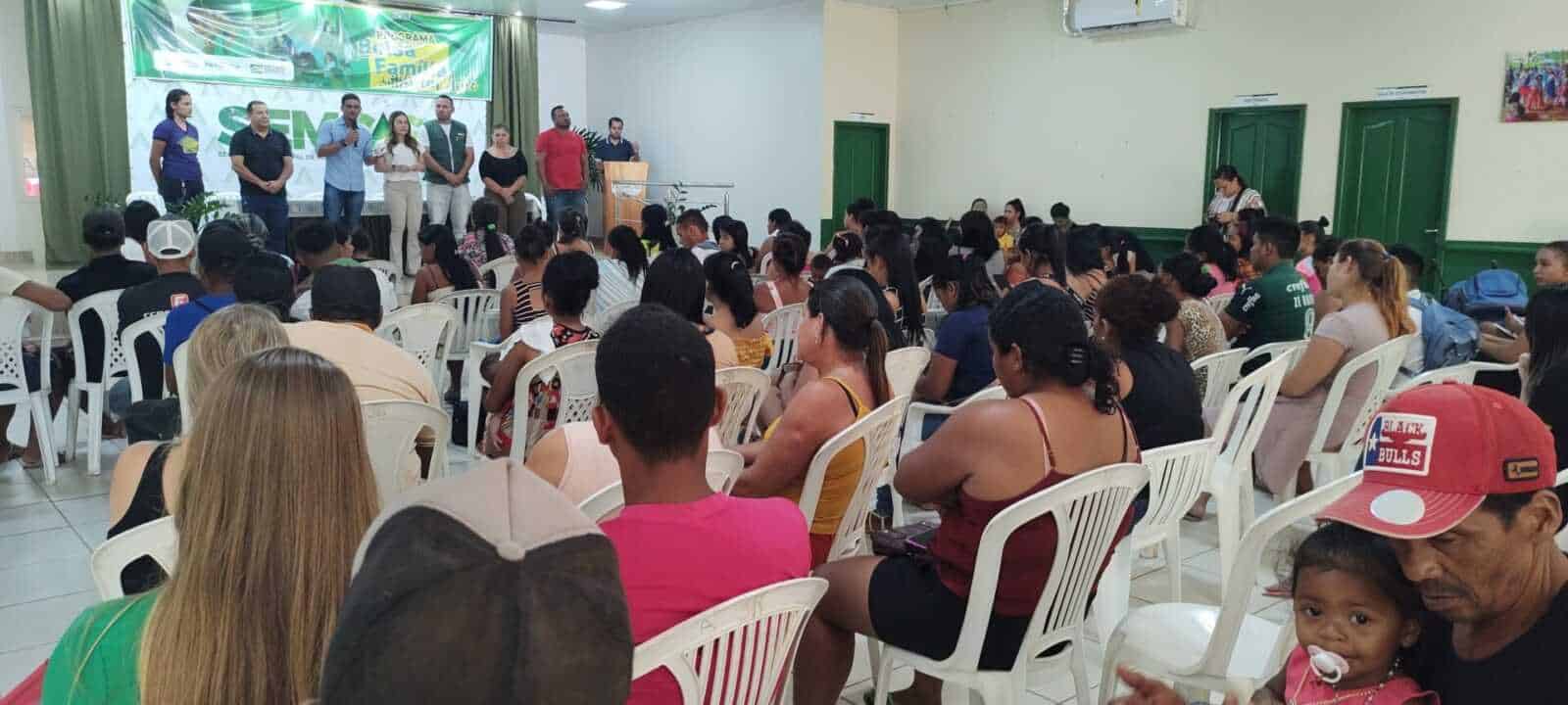 Folha de pagamento foi realizada no centro do idoso em Brasiléia - foto: Jonys David