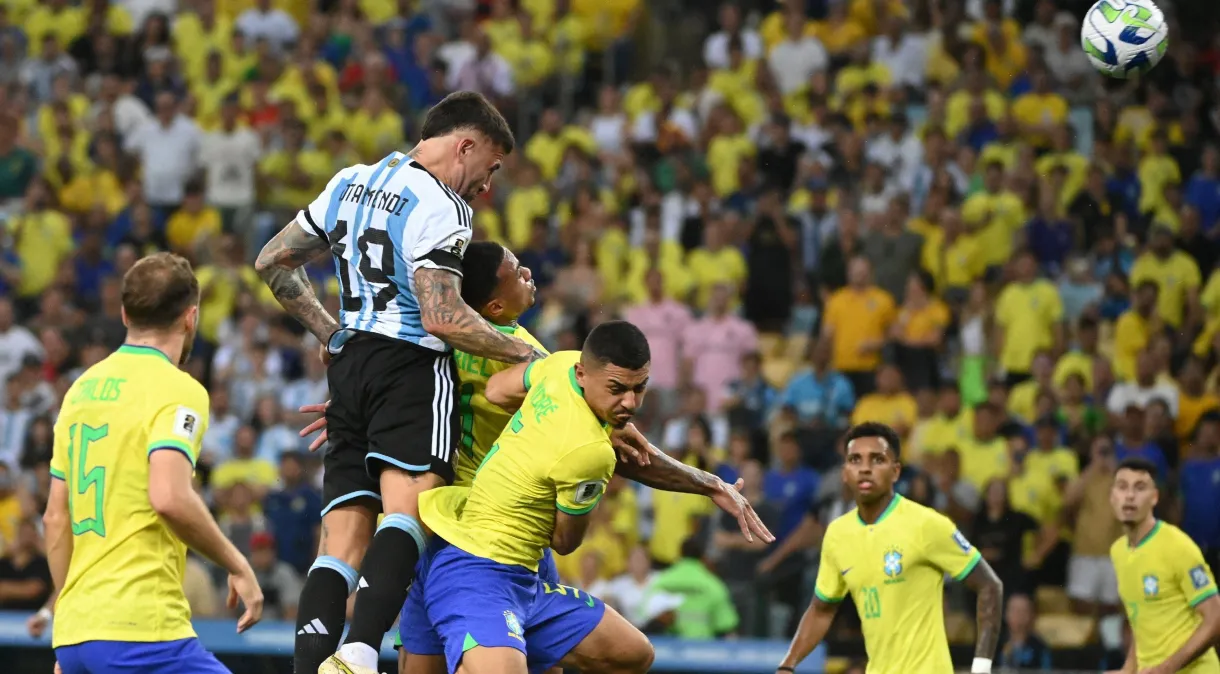 Brasil perde para a Argentina, no Maracanã, em jogo marcado por