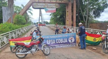 Servidores da Saúde Municipal de Cobija interditam as duas pontes reivindicando salários atrasados
