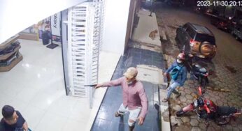 Cão da raça cocker enfrenta assaltantes armados que invadiram loja de celular em Cobija