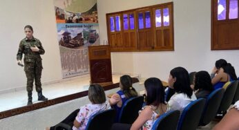 Prefeitura leva jovens acolhidos para conhecer o universo militar no 7º BEC
