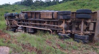 Caminhão carregado com gado tomba em trecho crítico da BR-364 no Acre