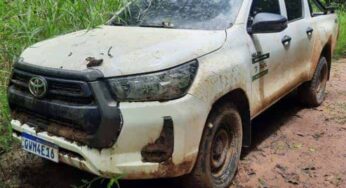 Caminhonete da Prefeitura de Jordão que custou R$ 212 mil está abandonada em ramal há 6 meses