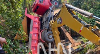Ponte desaba e caçamba cai em córrego no bairro Xavier Maia, em Rio Branco.