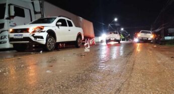 Acidente de trânsito em Epitaciolândia envolvendo motocicleta e duas caminhonetes deixa uma mulher ferida