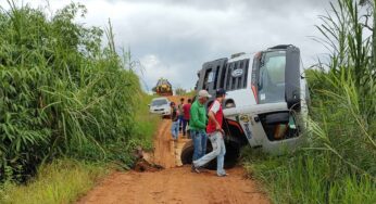 Ponte de madeira cede com peso de caminhão, e motorista escapa ileso em ramal da BR-317