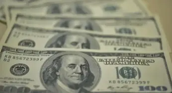 Dólar cai para R$ 5,70 com dados fracos dos EUA e ata do Copom