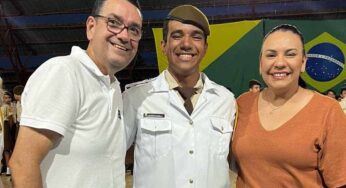 Alunos participam de juramento à bandeira e troca de comando do Batalhão Escolar no CMET