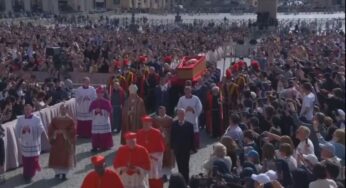 Vaticano pede que visitantes não tirem selfies com caixão do papa Francisco