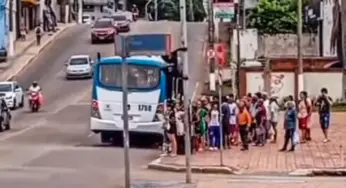 Ônibus quebra em frente ao Terminal Urbano e deixa passageiros na rua