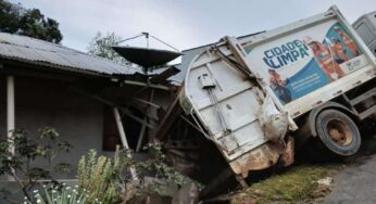 Vídeo: Caminhão de lixo perde o freio e colide contra casa em Cruzeiro do Sul