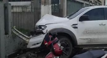 Motorista colide com poste e foge após acidente em frente à igreja em Cruzeiro do Sul