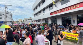 Em greve, servidores de escolas municipais fecham rua e protestam em frente à Câmara de Rio Branco