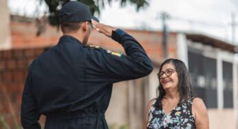 Da bacia de roupa aos diplomas, mãe vence obstáculos e forma filho policial