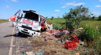 Caminhão carregado com bebidas capota na BR-317; motorista sofre escoriações leves