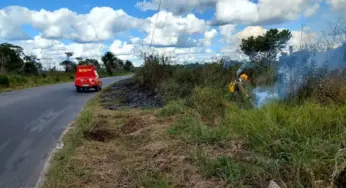 Bombeiros evitam avanço de incêndio próximo a residência em Cruzeiro do Sul