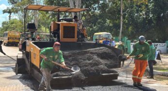 Governo do Acre envia e aplica 400 toneladas de asfalto em ruas de Xapuri neste sábado