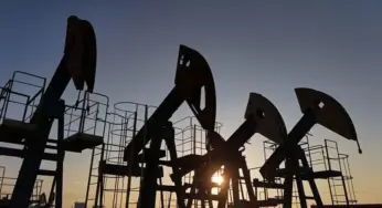 Petróleo tem maior alta desde 2022 com troca de ataques entre Israel e Irã