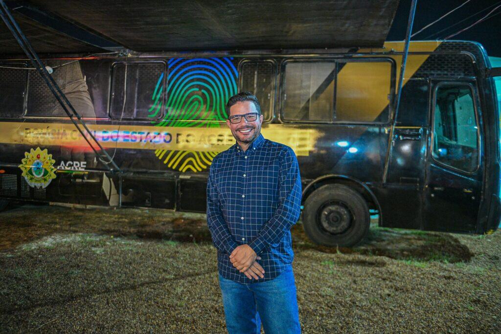 Governador acompanha os trabalhos do Instituto de Identificação que esta com o ônibus itinerante levando atendimento ao público para emissão da Carteira de Identidade Nacional (CIN). Foto: Diego Gurgel/Secom