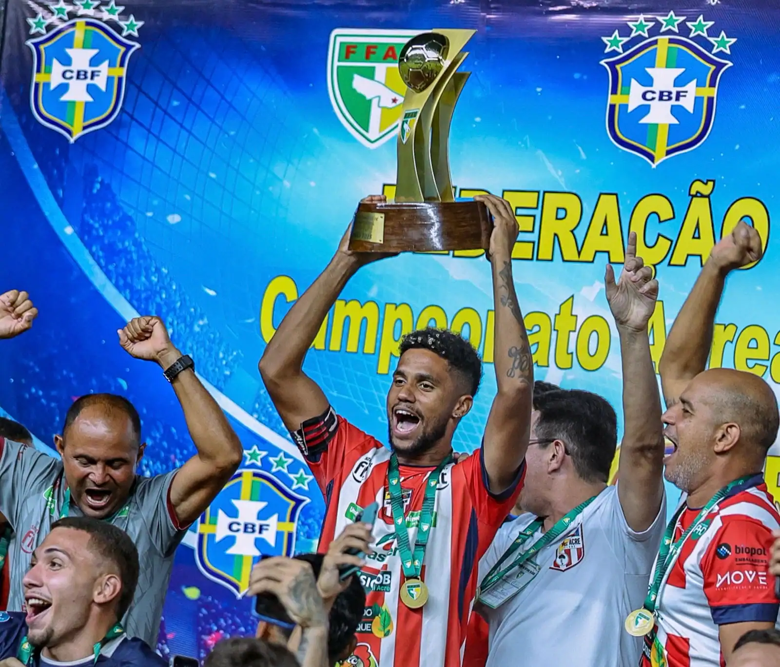 Fotos Glauber Lima: O capitão João Marcelo ergue o troféu pela conquista do título