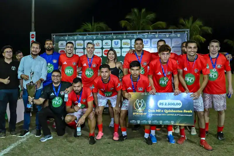 Leverkusen recebeu um cheque e o troféu pelo vice-campeonato