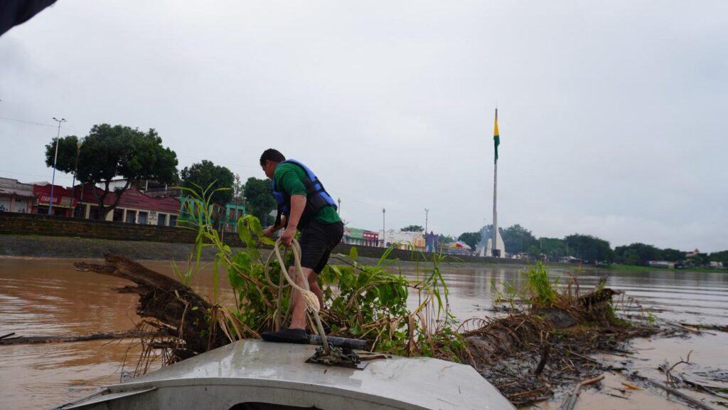 Deracre inicia retirada de balseiros acumulados nos pilares de pontes em Rio Branco