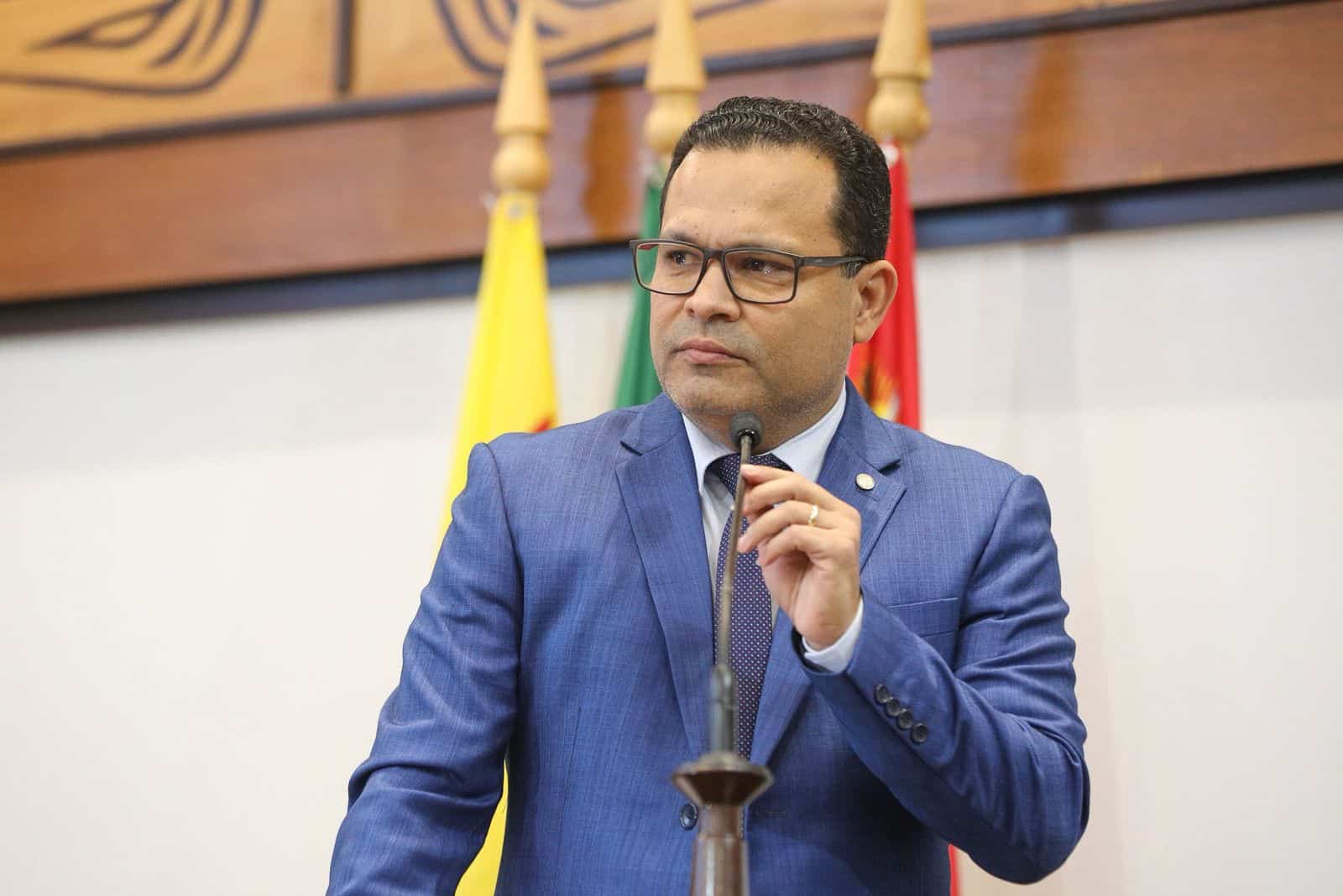 Em discurso na Aleac, Tadeu Hassem anuncia saída da base de Gladson e declara apoio a Alan Rick